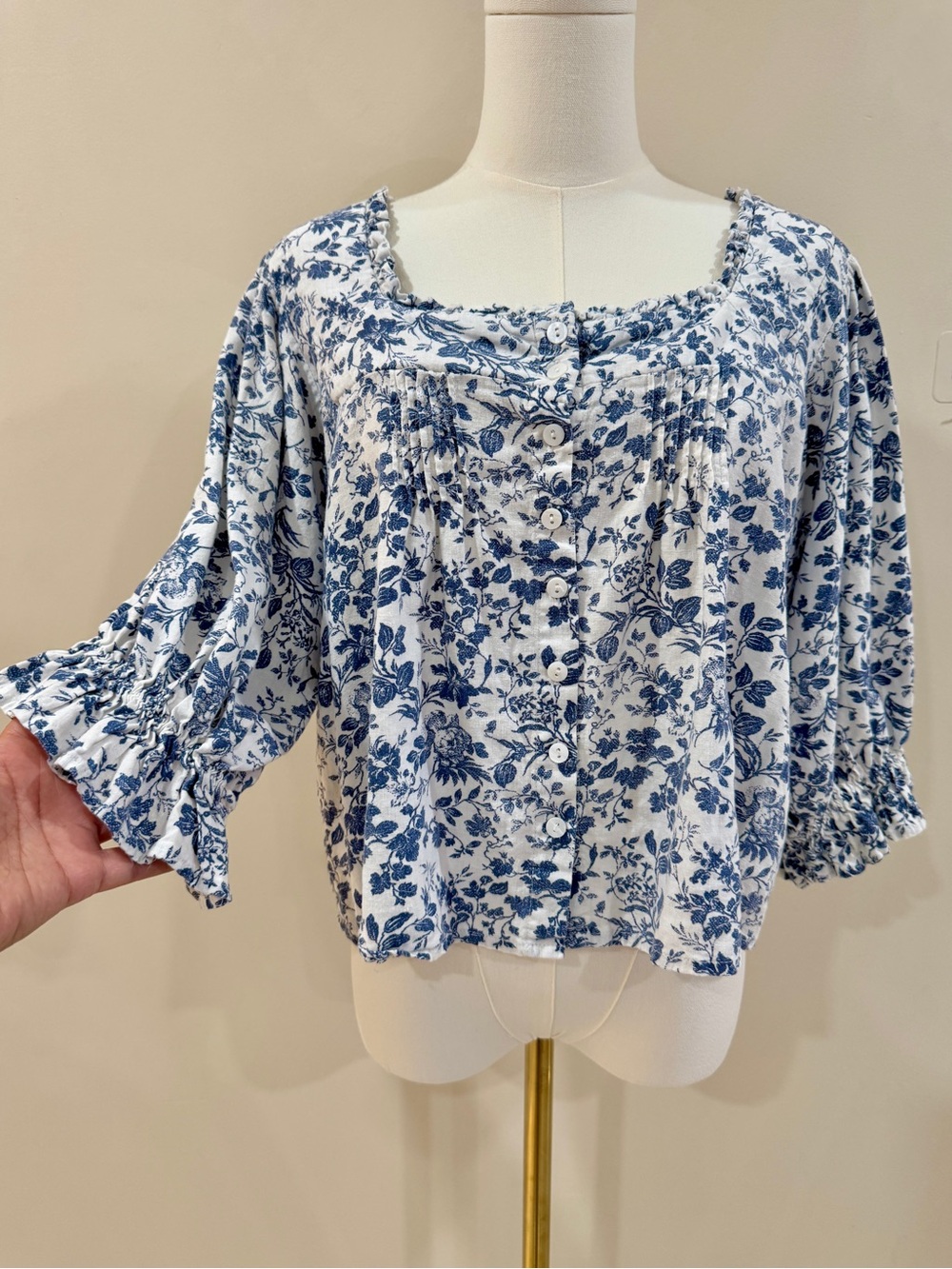 Cupcakes & Cashmere Linen Blend Blue White Chinoiserie Peasant Blouse Size M